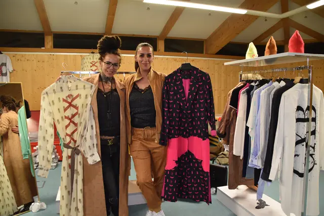 Claudia Steiner war mit ihrem eigenen Street Wear Look CXB vertreten. Im Bild zeigt die Miedererin mit Slavica Gavran einige Modelle. | Foto: Kainz