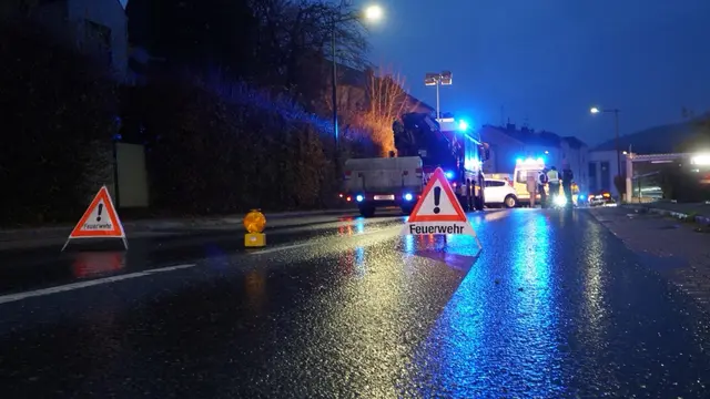 Eine 37-jährige Radfahrerin stürzte und geriet auf die gegenüberliegende Fahrbahn. | Foto: DOKU-NÖ