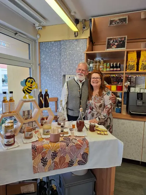 Imker Peter mit Mitarbeiterin Andrea Fasching | Foto: Astrid's Gourmet Garage