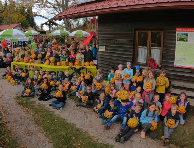 Viele Kinder waren mit dabei und freuten sich über die Kürbisse. | Foto:  Bernhard Treitl