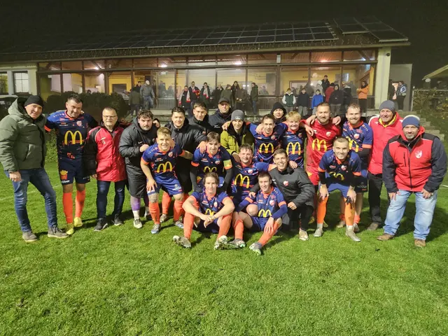 Die Manhartsberger Kicker feiern den makellosen Herbstmeistertitel. | Foto: SV Fenster & Türen Ledl Manhartsberg