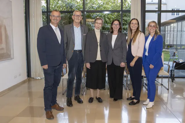 Bewohnerinnen, Angehörige und Mitarbeitende genossen ein gemütliches Beisammensein mit Buffet und Musik. | Foto: Heim St. Vinzens