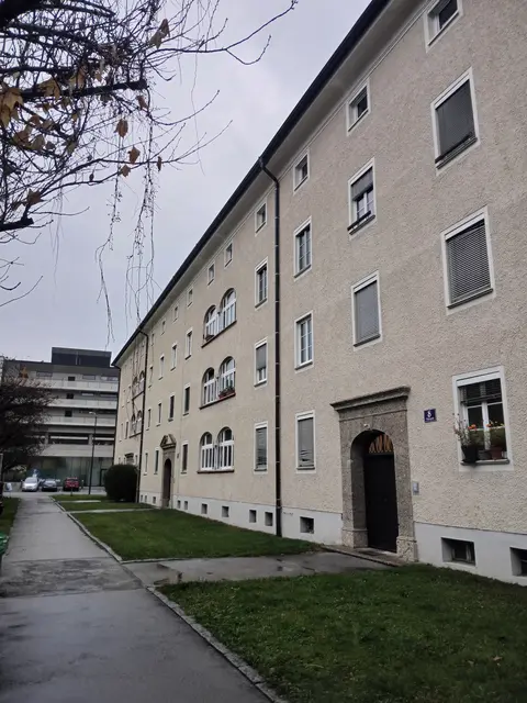 Im Dachgeschoß der historischen Wohnanlage „Lehener Vierkant“ hat die Stadt Salzburg 28 neue Wohnungen geschaffen. | Foto: Stadt Salzburg