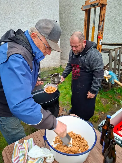 Viele tatkräftige Hände halfen fleißig mit. | Foto: Mario Jaksch