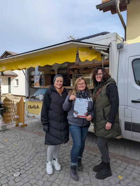 Stephanie Gerstorfer und Manuela Silian mit Anna Ratzenböck vom Weihnachtsmarktteam "Bastelei in der Holzerei" in Kallham