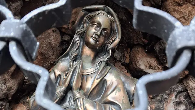 MUTTERGOTTES 🙏für UNS
 Bei der Schüsserlbrunn-Kirche.