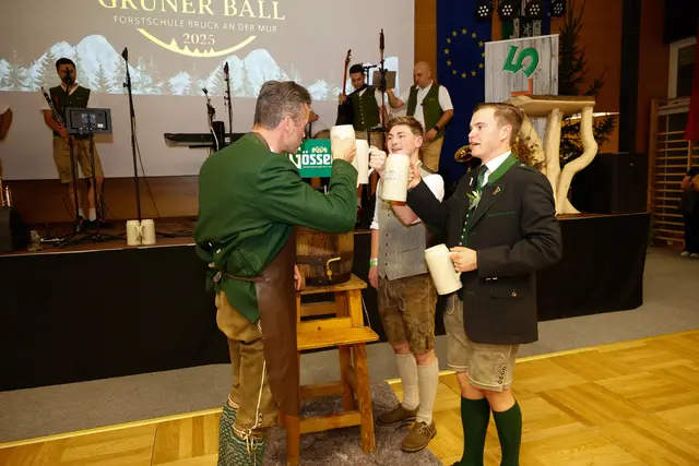 Der Bieranstich ist geglückt. | Foto: Mlakar Media