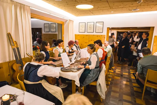 Elmar und seine Begleiterinnen spielten Zither | Foto: Pernsteiner