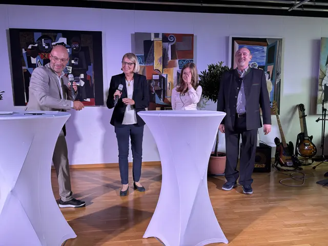 Talkrunde 2 (v.l.): Bankowsky, Top-Absolventin Schumüller-Bichl, die aktuelle Schulsprecherin Sophie Ecker und Karl Reininger.  | Foto: MeinBezirk/Michelle Bichler