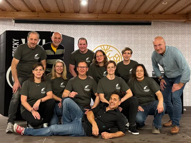 Der Elternverein mit Tricky Niki und dem Bürgermeister: Werner Waldhäusl, Verena Brauneis, Bürgermeister Josef Schaden, Sandra Schnabl, Peter Schnabl, Andreas Koppensteiner, Bettina Kienmayer, Bianca Dorn, Comedian und Entertainer TRICKY NIKI, Andrea Traschl, Sandra Bruckmüller, Direktor Bernhard Bachofner (v.l.).
 | Foto: Marktgemeinde Schweiggers