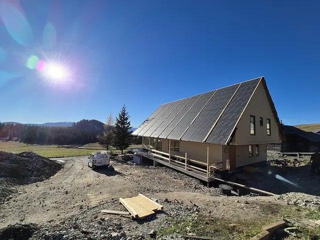 Der Ersatzbau Hinteralmhaus steht, das Dach ist oben. Für heuer sind die Bauarbeiten beendet, weiter geht es im Frühjahr 2026.  | Foto: Alpenverein Edelweiss