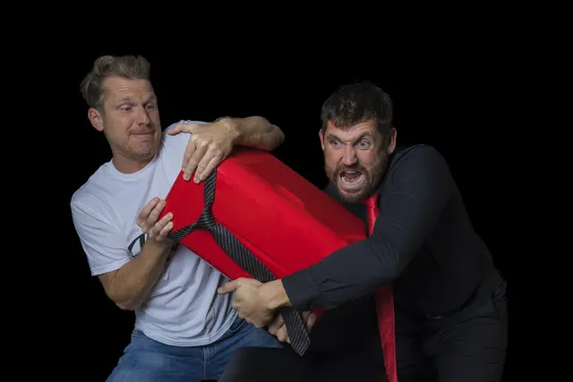 Andreas Ortner und Markus Perner nehmen im kabarettistischen Theaterstück "Theater Deluxe – Anfängerlevel" die Herausforderungen der Gegenwart unter die Lupe. | Foto: Richard Weiß Photography