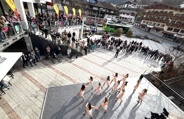Tanzaufführung durch den Tanzsportverein Pillerseetal am Dorfplatz. | Foto: Nikolaus Kogler