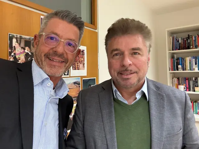 MeinBezirk Salzburg Chefredakteur Michael Kretz im Gespräch mit Politikwissenschafter Prof. Reinhard Heinisch (Universität Salzburg) | Foto: MeinBezirk Michael Kretz