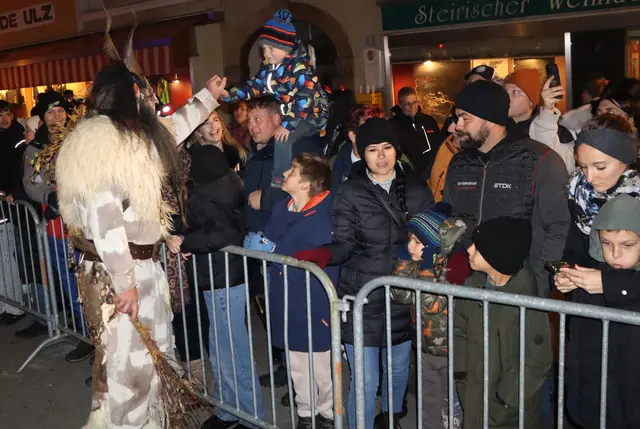 Der Krampus hat kein bisschen Angst vor dem jungen Mann | Foto: Gerhard Langmann