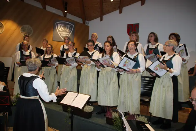 Viel dankbaren Applaus erhielten die Damen des Kemater Frauenchors. | Foto: Manfred Jordan