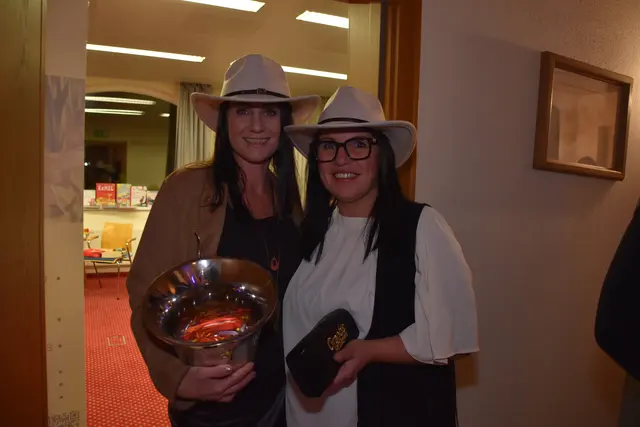 Carina Rassinger aus Steinach und Marion Peer aus Navis verkauften Lose. | Foto: Kainz