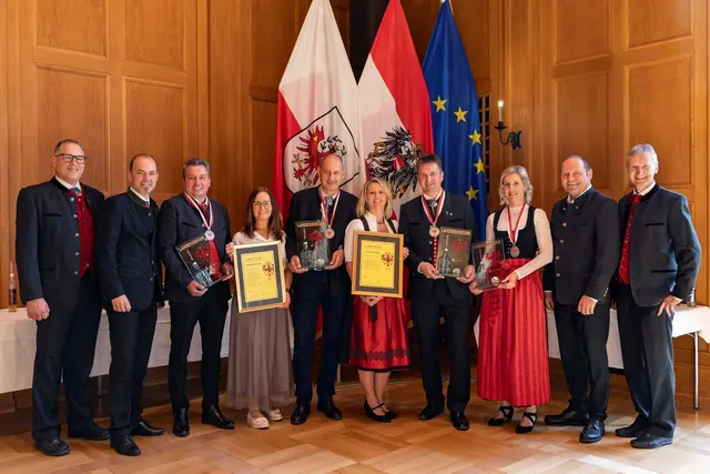 LK-Obstverarbeitungsreferent Ulrich Zeni, LK-Präsident Josef Hechenberger, Franz und Elisabeth Benedikt (Landessieger Liköre, Grins), Otto Permoser (Landessieger Brände, Stift Wilten), Angelika und Markus Spitaler (Landessieger Brände, Hippach), Daniela Lener (Landessiegerin Brände, Terfens) mit LH-Stv. Josef Geisler und LK-Fachbereichsleiter Wendelin Juen.  | Foto: Die Fotografen