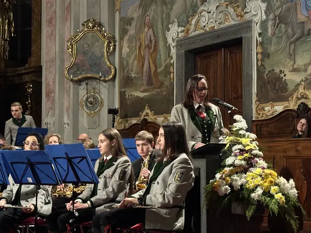 Obfrau der Blaskepelle, Birgit Pretterhofer, bedankte sich bei Peter Derler für die großartige Leitung und seine Bemühungen. | Foto: MeinBezirk/Leonie Herrmann