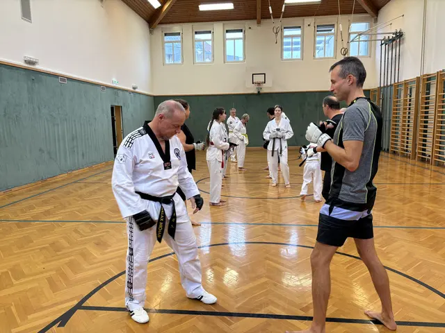 Partnerübungen gehören auch dazu. | Foto: Victoria Edlinger