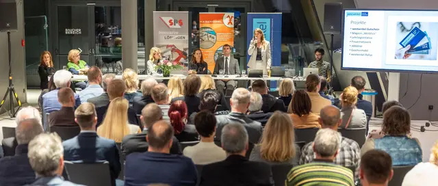 Bei der Generalversammlung des Vereins westwinkel, am Wort: Projektleiterin Christa Birmili. | Foto: westwinkel