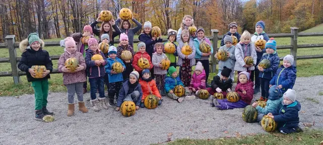 Die Kinder mit ihren fertig geschnitzten Kürbissen.  | Foto: zVg. Naturfreunde Rabenstein