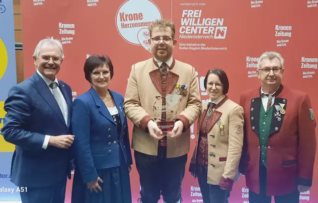 Absolvent, ehemaliger Schüler und aktiver Betreuer an der HLUW Yspertal wird zum „Krone Herzensmensch“! – Das Land NÖ gratuliert an einem besonderen Gala-Abend im Landhaus. (vlnr) Landtagspräsident Mag. Karl Wilfing, Mag. Christine Mayer (Vorstandsmitglied), Dominik Ebner, Bed., Sonja Wurzer (Absolventin und Verwaltungsangestellte, HLUW), Martin Fußthaler Musikschuldirektor in Pension (südliches Waldviertel). | Foto: HLUW Yspertal