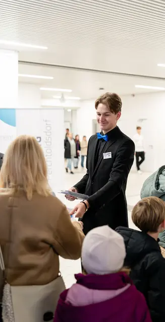 Bei den individuellen Führungen konnten Interessierte nicht nur das Schulgebäude genauer kennenlernen, sondern auch Fragen stellen. | Foto: BG/BRG Perchtoldsdorf (Lisa Fischer)