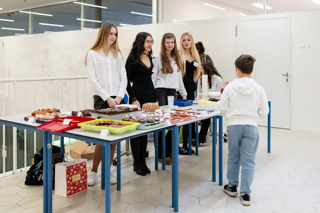 Die Schüler*innen der 7. Klasse sorgten für die Verpflegung. | Foto: BG/BRG Perchtoldsdorf