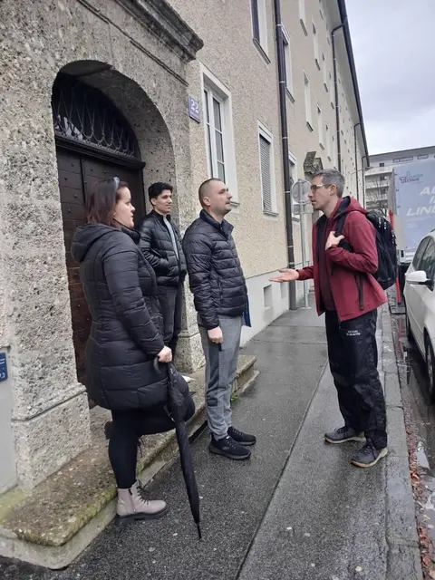 Die erste Familie freut sich über ihre neue Dachgeschosswohnung im Lehner Vierkant, deren Schlüssel Bürgermeister-Stellvertreter Kay-Michael Dankl gemeinsam mit Johannes Innerhofer (KgL, 2. v.l.) am Montag überreichte. | Foto: Stadt Salzburg