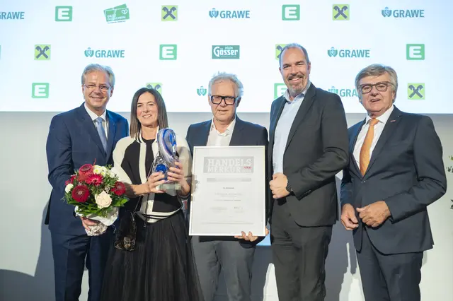 In der Kategorie „Unternehmen bis zehn Mitarbeiter“ ging die begehrte Trophäe der Sparte Handel an Erika Turnsek-Ramsauer e.U. aus Heiligenkreuz am Waasen. | Foto: Foto Fischer