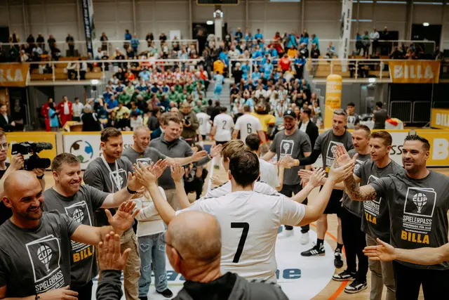 Das prominente Schiedsrichterteam feuerte die Spieler:innen an. | Foto: Spielerpass / Florian Rogner