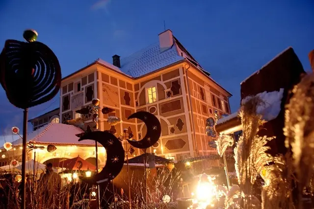Das Schloss Farrach verwandelt sich in der Adventszeit in ein Knusperhäuschen.  | Foto: Schloss Farrach