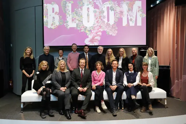 Kulturstadträtin Claudia Unger, Kulturlandesrat Karlheinz Kornhäusl, Katrin Bucher Trantow, Marko Mele, Andreja Hribernik (vorne) mit Kuratorinnen und Kuratoren der Bloom-Ausstellungen bei der Themenpräsentation.  | Foto: Universalmuseum Joanneum/J.J. Kucek