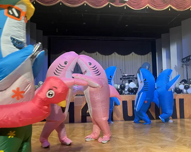 Die Haie sind los. Die Mitternachtseinlage der HLW-Maturantinnen war originell. | Foto: HLW Lipizzanerheimat