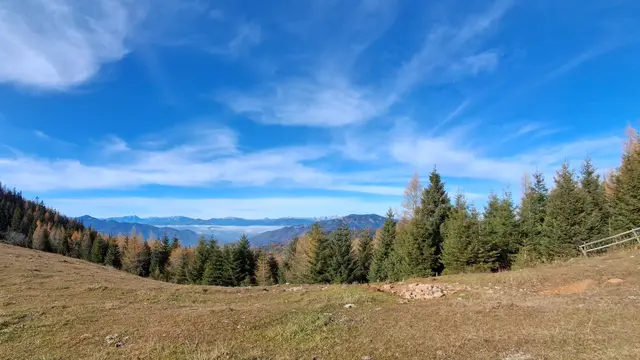 ....wandern, bei blauem Himmel und Sonne,
 was gibt es SCHÖNERES. 