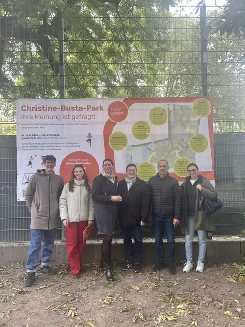 Expertinnen und Experten der Gebietsbetreuung Stadterneuerung (GB*) tauschten sich bei einem Treffen mit Interessierten über die Zukunft des Parks aus. | Foto: Lucas Mallinger/BV12