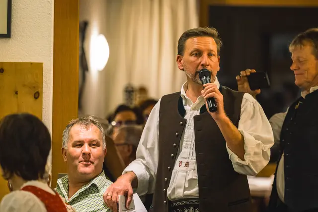 P. Margreiter führte mit humorvollen Anekdoten durch den Abend. | Foto: Pernsteiner