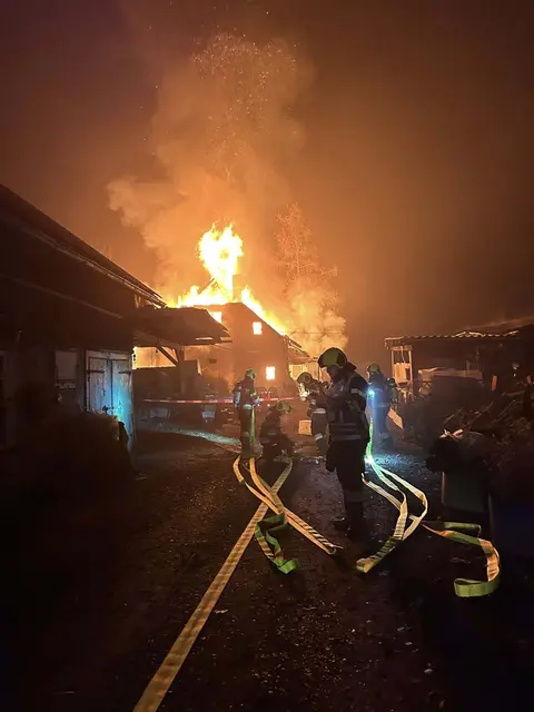Um 18.15 Uhr wurde die Feierwehren zu einem Wirtschaftsgebäude am Moosweg in Selzthal alarmiert. | Foto: Feuerwehr Liezen-Stadt