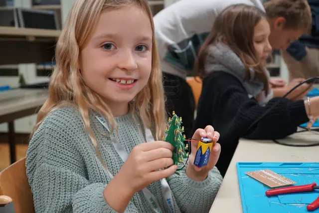 Mit viel Freude werden beim Weihnachtsspecial in der HTL blinkende Christbäume gelötet.
  | Foto: TIC Steyr I CoderDojo Steyr