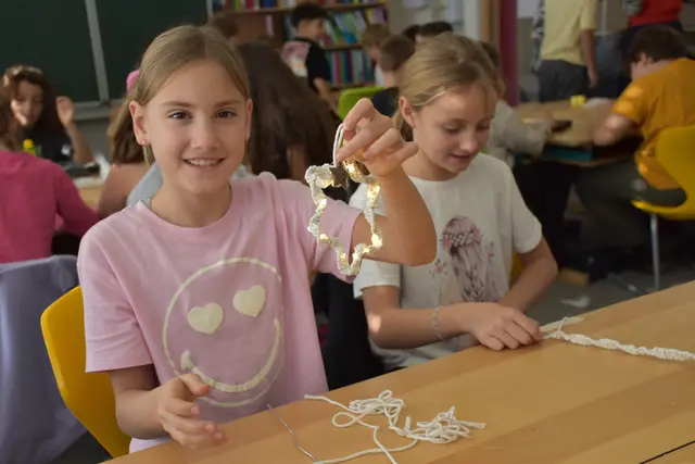 Die Volksschulkinder der Johannes-Messner-Schule basteln bereits fleißig für den guten Zweck.  | Foto: Haun