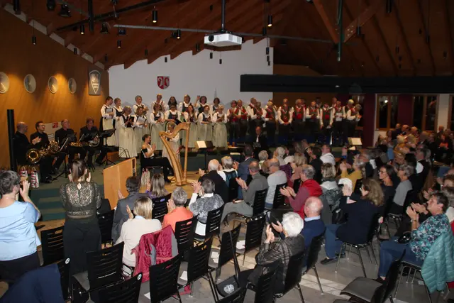  Ein tolles Gesamtbild:  die Konzertakteure und ihr Publikum.  | Foto: Manfred Jordan