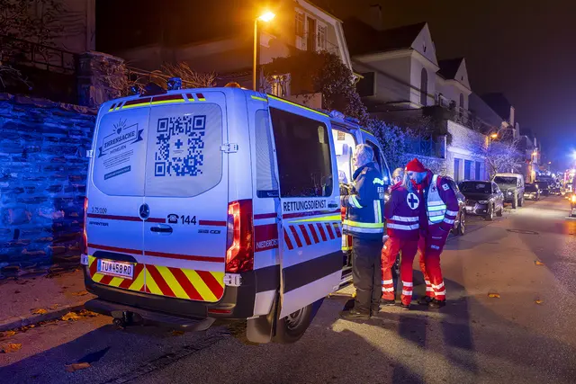 Das Rote Kreuz brachte zwei Bewohner zur Kontrolle ins Universitätsklinikum Krems, um mögliche Rauchgasvergiftungen abzuklären. | Foto: Manfred Wimmer