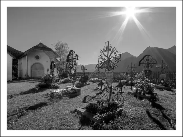 Friedhof in Falterschein (Zams): Allerheiligen und Allerseelen gehört zur Erinnerung an unsere Lieben und auch deren Besuch an deren Gräbern.  | Foto: © by Ing. Günter Kramarcsik