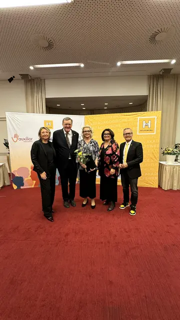 Isabella Zeiringer-Habich (Mitte) wurde für ihre mehr als 30-jährige Tätigkeit ausgezeichnet.  | Foto: Hilfswerk Kärnten