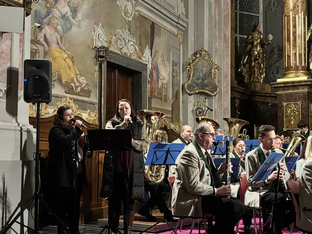Die beiden Sängerinnen Monika Kramer (links) und Brigit Pretterhofer(rechts) bilden die Gruppe herz.noten und begleiteten den Konzertabend.  | Foto: MeinBezirk/Leonie Herrmann
