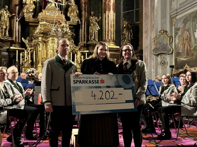 Peter Derler (links) und Birgit Pretterhofer (rechts) überreichten den Spendenbetrag von stolzen 4.202 Euro. | Foto: MeinBezirk/Leonie Herrmann