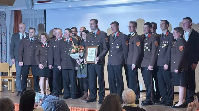 Ortsfeuerwehrkommandant Markus Pfeifenberger hat am 14. November 2025 das Ehrenzeichen der Marktgemeinde St. Michael in Gold bekommen. | Foto: pjw