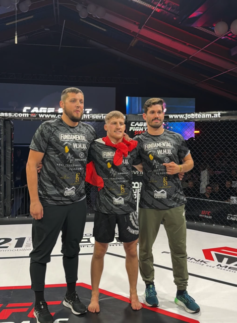 Elias Erber mit seinen beiden Trainern Vinc und Julian beim Profi-Debüt | Foto: Instagram/Elias Erber