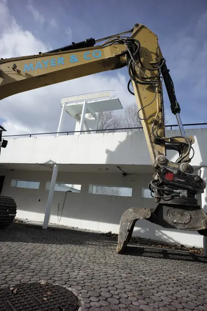 Der Bagger ist da. Die Vorbereitungen für den Abbruch des Tauchbeckens sind bereits angelaufen. | Foto: Santrucek